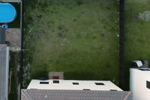 House in Miami, Florida 4 bedrooms, 237.83 sq.m. № 1927988 - photo 14