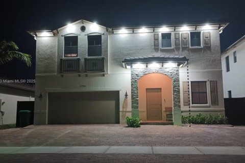 House in Miami, Florida 4 bedrooms, 237.83 sq.m. № 1927988 - photo 2