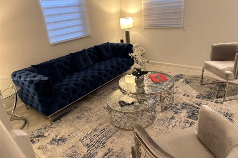 House in Miami, Florida 4 bedrooms, 237.83 sq.m. № 1927988 - photo 11