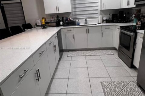 House in Miami, Florida 4 bedrooms, 237.83 sq.m. № 1927988 - photo 27