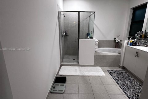 House in Miami, Florida 4 bedrooms, 237.83 sq.m. № 1927988 - photo 17