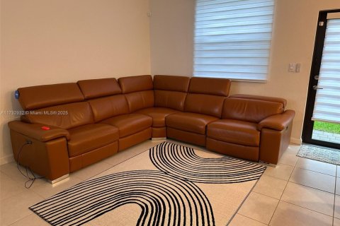 House in Miami, Florida 4 bedrooms, 237.83 sq.m. № 1927988 - photo 13