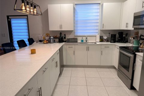 House in Miami, Florida 4 bedrooms, 237.83 sq.m. № 1927988 - photo 12