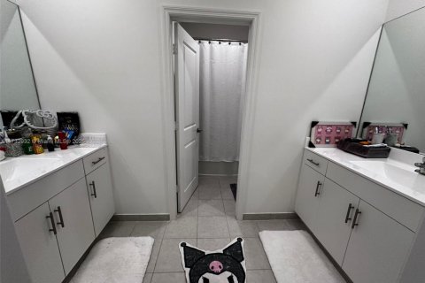 House in Miami, Florida 4 bedrooms, 237.83 sq.m. № 1927988 - photo 23