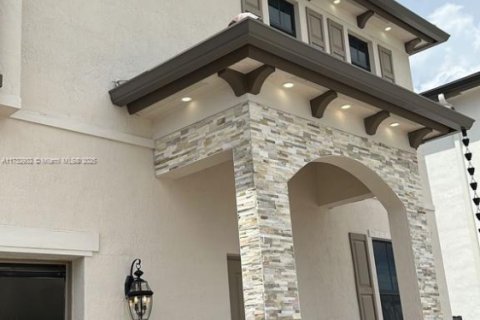 House in Miami, Florida 4 bedrooms, 237.83 sq.m. № 1927988 - photo 7