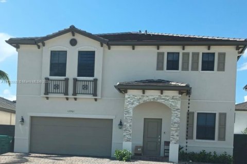 House in Miami, Florida 4 bedrooms, 237.83 sq.m. № 1927988 - photo 1