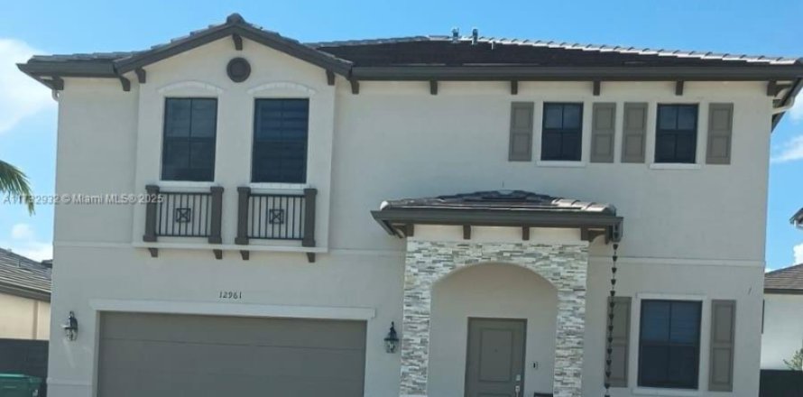 House in Miami, Florida 4 bedrooms, 237.83 sq.m. № 1927988