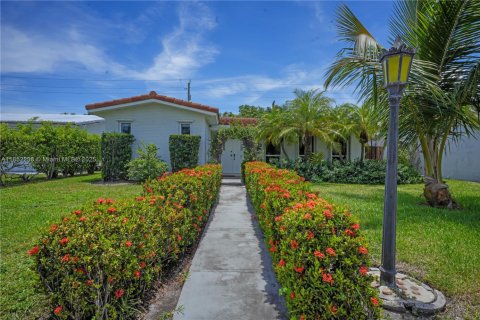 House in Hollywood, Florida 3 bedrooms, 149.2 sq.m. № 1882193 - photo 20