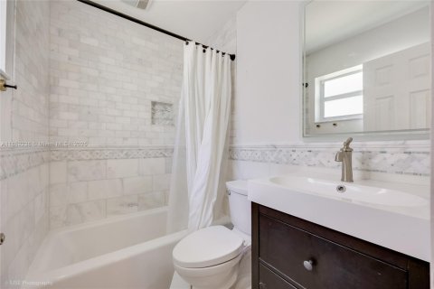 House in Hollywood, Florida 3 bedrooms, 149.2 sq.m. № 1882193 - photo 9