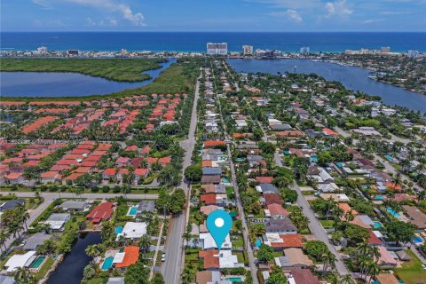 House in Hollywood, Florida 3 bedrooms, 149.2 sq.m. № 1882193 - photo 18