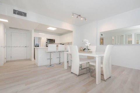 Condominio en venta en Miami Beach, Florida, 1 dormitorio, 83.61 m2 № 1851945 - foto 16
