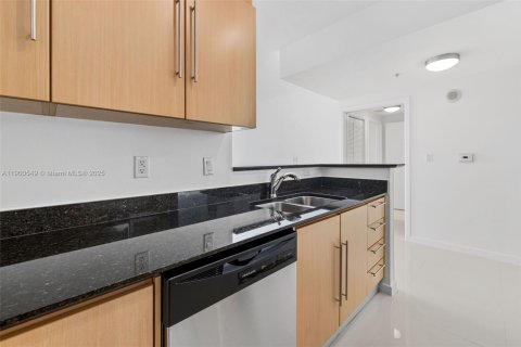 Condo in Miami, Florida, 1 bedroom  № 1953024 - photo 7