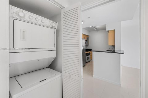 Condo in Miami, Florida, 1 bedroom  № 1953024 - photo 20
