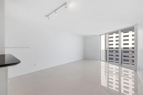 Condo in Miami, Florida, 1 bedroom  № 1953024 - photo 10