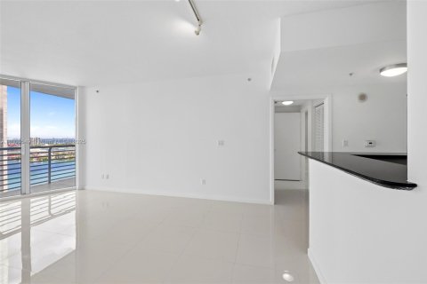 Condo in Miami, Florida, 1 bedroom  № 1953024 - photo 11