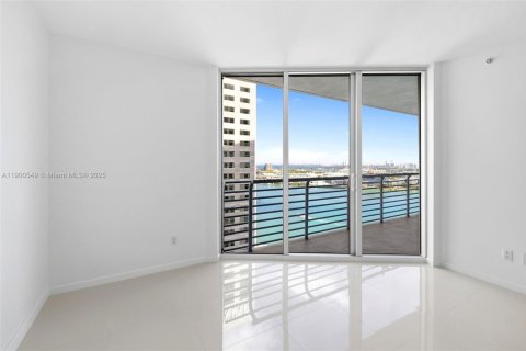 Condo in Miami, Florida, 1 bedroom  № 1953024 - photo 2