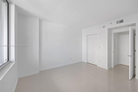 Condo in Miami, Florida, 1 bedroom  № 1953024 - photo 17
