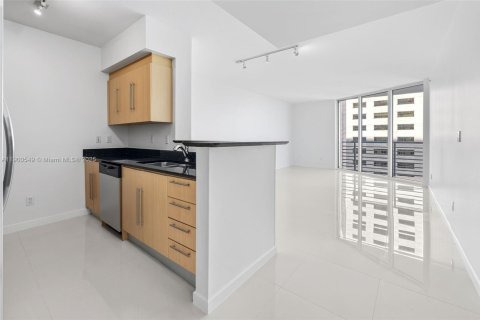 Condo in Miami, Florida, 1 bedroom  № 1953024 - photo 4
