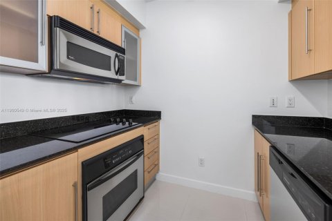Condo in Miami, Florida, 1 bedroom  № 1953024 - photo 6