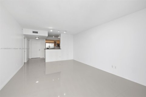 Condo in Miami, Florida, 1 bedroom  № 1953024 - photo 15