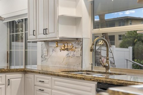 House in Fort Lauderdale, Florida 4 bedrooms, 202.16 sq.m. № 2088288 - photo 4