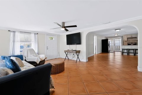 House in Tampa, Florida 3 bedrooms, 130.06 sq.m. № 2415394 - photo 10