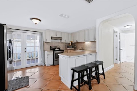 House in Tampa, Florida 3 bedrooms, 130.06 sq.m. № 2415394 - photo 14