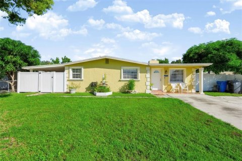 House in Tampa, Florida 3 bedrooms, 130.06 sq.m. № 2415394 - photo 2