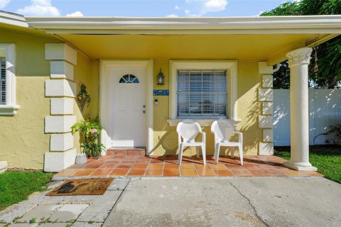 House in Tampa, Florida 3 bedrooms, 130.06 sq.m. № 2415394
