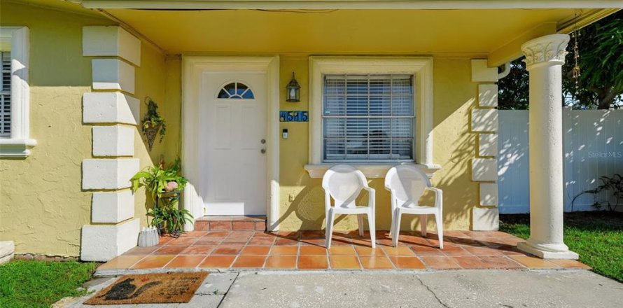 House in Tampa, Florida 3 bedrooms, 130.06 sq.m. № 2415394