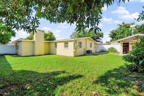 House in Tampa, Florida 3 bedrooms, 130.06 sq.m. № 2415394 - photo 4