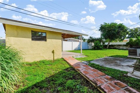 House in Tampa, Florida 3 bedrooms, 130.06 sq.m. № 2415394 - photo 5