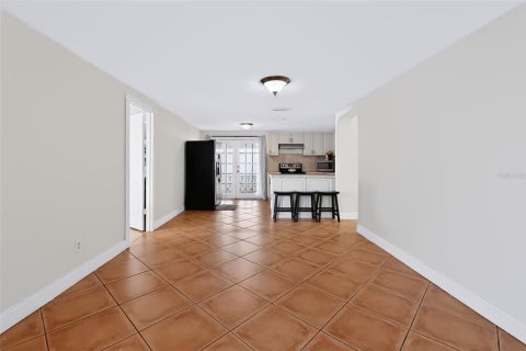 House in Tampa, Florida 3 bedrooms, 130.06 sq.m. № 2415394 - photo 8