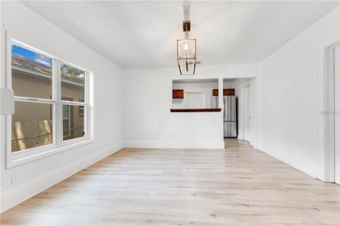 House in Orlando, Florida 4 bedrooms, 116.31 sq.m. № 2211295 - photo 5