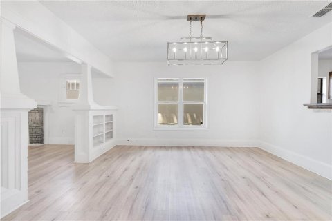 House in Orlando, Florida 4 bedrooms, 116.31 sq.m. № 2211295 - photo 2
