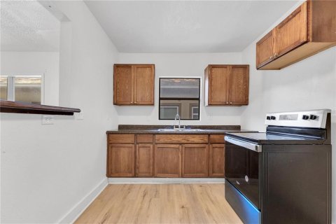 House in Orlando, Florida 4 bedrooms, 116.31 sq.m. № 2211295 - photo 7