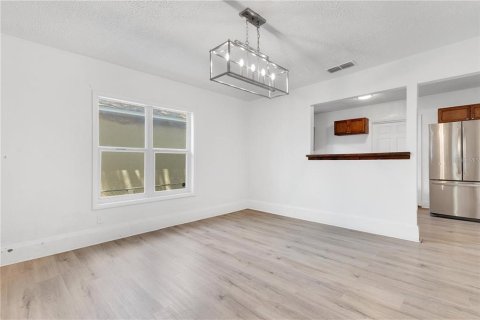 House in Orlando, Florida 4 bedrooms, 116.31 sq.m. № 2211295 - photo 4