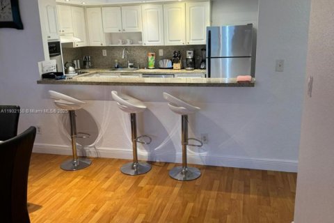 Condominio en venta en Sunny Isles Beach, Florida, 1 dormitorio, 93.37 m2 № 2012292 - foto 11