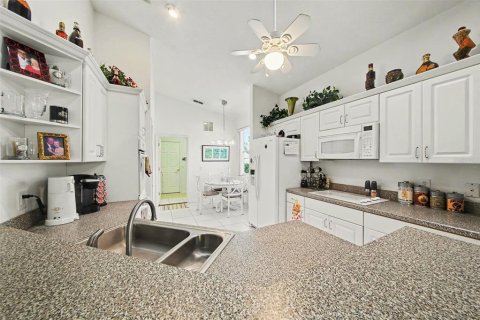 House in Clermont, Florida 2 bedrooms, 145.39 sq.m. № 2220220 - photo 12