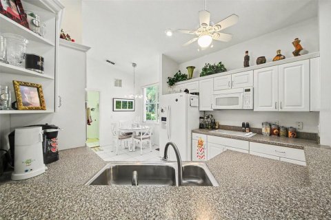 House in Clermont, Florida 2 bedrooms, 145.39 sq.m. № 2220220 - photo 11