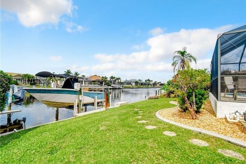 House in Punta Gorda, Florida 4 bedrooms, 210.8 sq.m. № 1798223 - photo 2