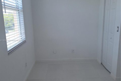 Townhouse in Margate, Florida 2 bedrooms, 110.55 sq.m. № 1940591 - photo 25