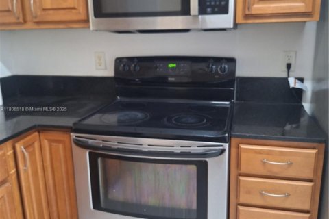 Townhouse in Margate, Florida 2 bedrooms, 110.55 sq.m. № 1940591 - photo 10