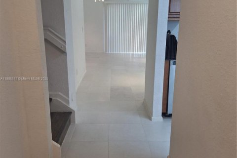 Townhouse in Margate, Florida 2 bedrooms, 110.55 sq.m. № 1940591 - photo 4