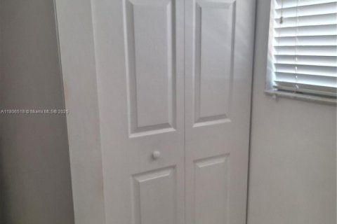 Townhouse in Margate, Florida 2 bedrooms, 110.55 sq.m. № 1940591 - photo 24