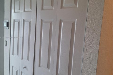 Townhouse in Margate, Florida 2 bedrooms, 110.55 sq.m. № 1940591 - photo 17