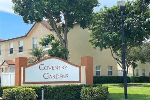 Townhouse in Margate, Florida 2 bedrooms, 110.55 sq.m. № 1940591 - photo 1