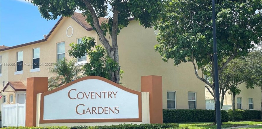 Townhouse in Margate, Florida 2 bedrooms, 110.55 sq.m. № 1940591