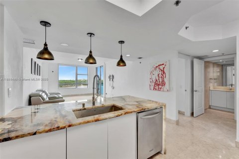 Condo in Sunrise, Florida, 2 bedrooms  № 1944119 - photo 15