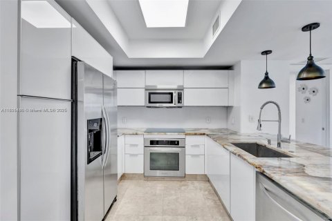 Condo in Sunrise, Florida, 2 bedrooms  № 1944119 - photo 13